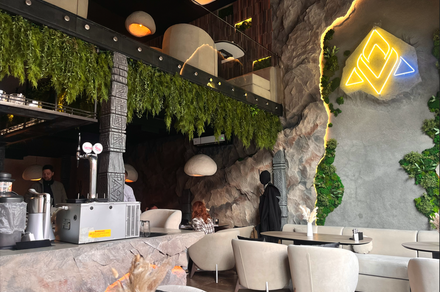 Просторный двухуровневый зал для мероприятий