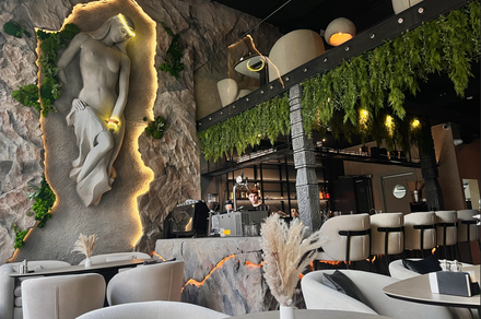 Просторный двухуровневый зал для мероприятий