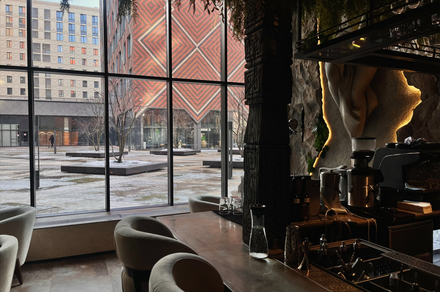 Просторный двухуровневый зал для мероприятий