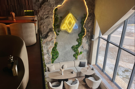 Просторный двухуровневый зал для мероприятий