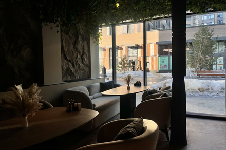 Просторный двухуровневый зал для мероприятий