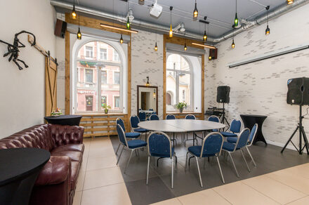 Светлый лофт с большими окнами