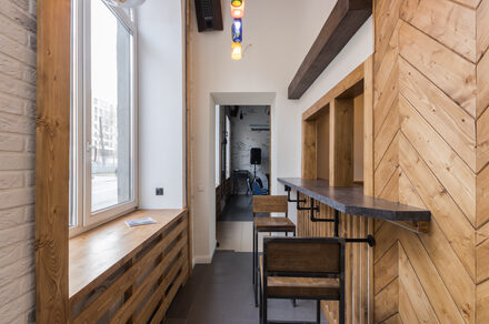 Светлый лофт с большими окнами