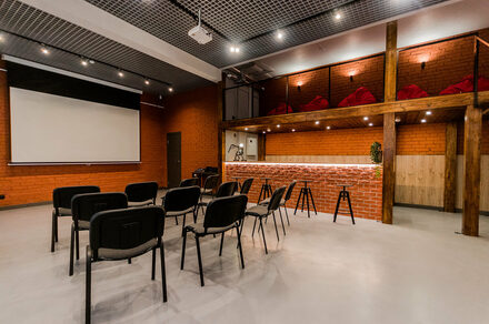 Стильный двухуровневый лофт. Экран. Несколько стульев. Барная стойка