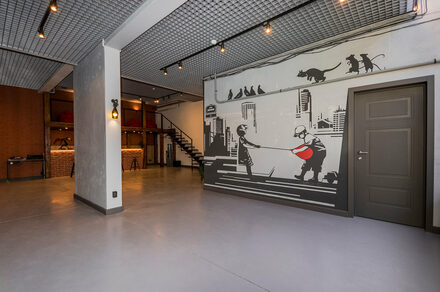 Стильный двухуровневый лофт. Разрисованная стена. Лампы. Перегородка. Свободное пространство