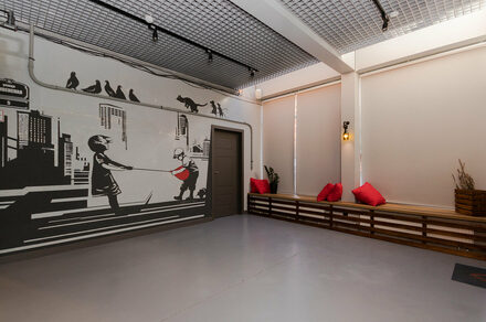 Стильный двухуровневый лофт. Разрисованная стена. Подушки на длинной подставке