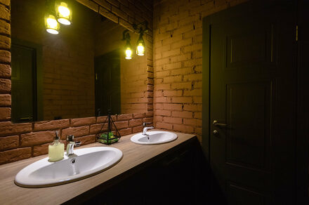 Стильный двухуровневый лофт. Раковины в туалете. Большое зеркало 