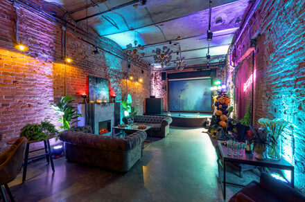 Лофт со сценой. Близкий ракурс. Бюст. Цветы. Посуда, Стаканы