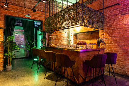 Лофт со сценой. Диваны. Небольшой стол. Декоративный камин