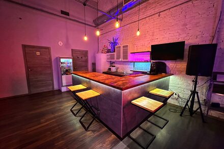 Просторный лофт в центре города. Девушка и мужчина поют на сцене в небольшом дыму