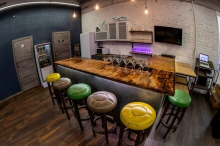 Просторный лофт в центре города. Сцена. Диско-шар