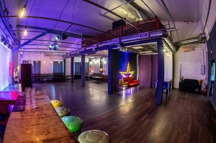 Просторный лофт в центре города. Барная стойка со стульями. Телевизор с большой колонкой. Холодильник