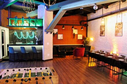 Уютный лофт со сценой и барной стойкой