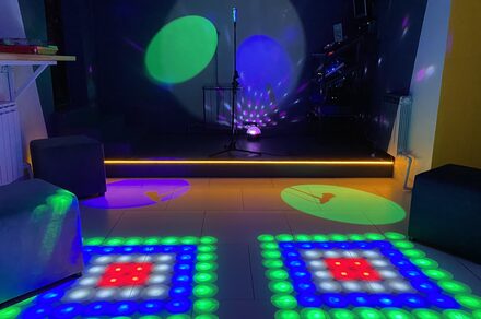 Музыкальный лофт на Тульской. Фиолетовая подсветка.