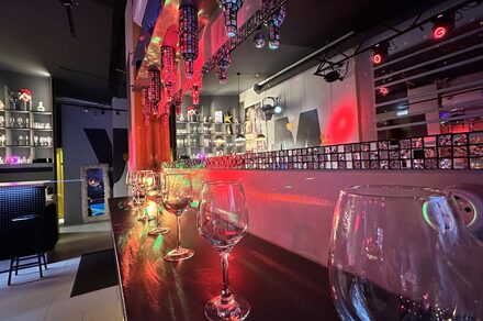 Музыкальный лофт на Тульской. Барная стойка со стульями.