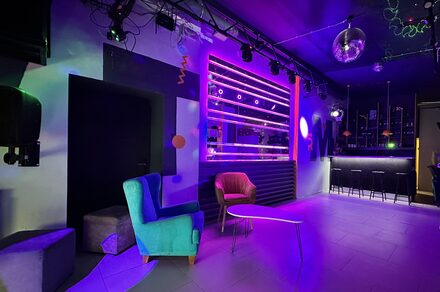 Музыкальный лофт на Тульской. Диваны с подушками, зеркальная стена, сцена, проекция на стену.