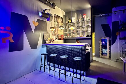 Музыкальный лофт на Тульской. Микрофон для караоке с лазерным светом в лофте.