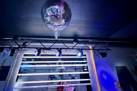 Музыкальный лофт на Тульской. Лазерный эффект на танцполе.