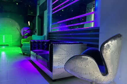 Музыкальный лофт на Тульской. Диваны с подушками, зеркальная стена, сцена, проекция на стену.