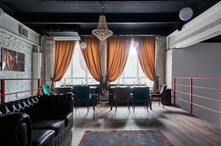 Двухуровневый лофт из белого кирпича