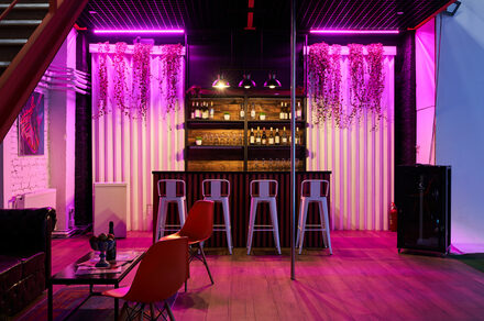 Двухуровневый лофт из белого кирпича