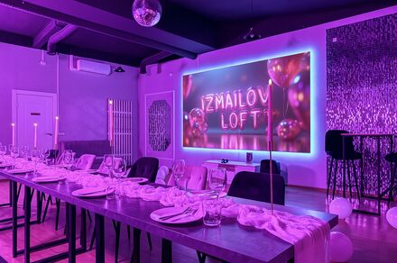 Просторный лофт-зал с неоном