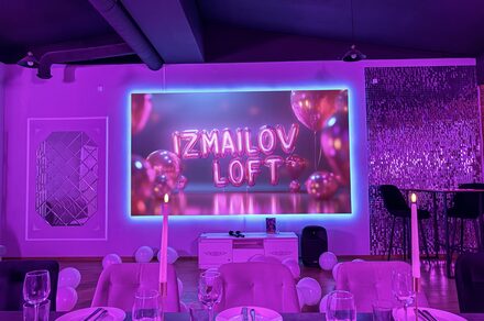 Просторный лофт-зал с неоном