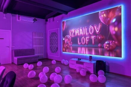 Просторный лофт-зал с неоном