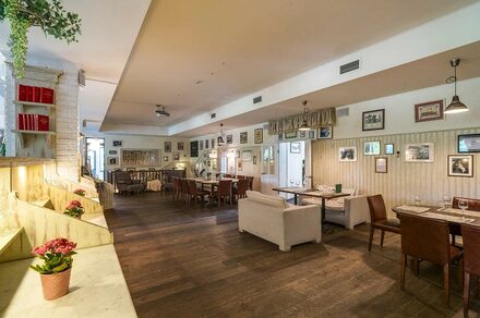 Stroganoff Bar & Grill(Строганофф Бар и Гриль). Двухэтажный банкетный зал