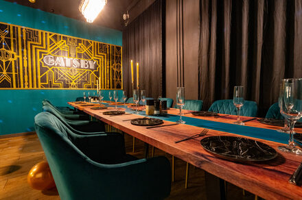 Gatsby. Стильный тематический лофт в черно-золотых цветах 