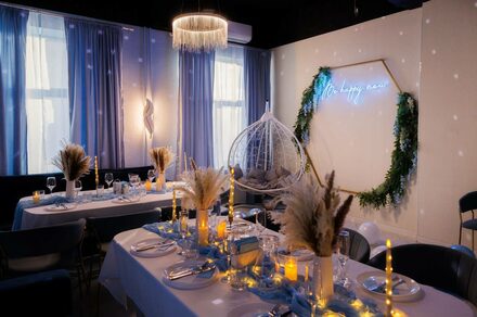 Хэппи. Светлый лофт с уютной фотозоной, неоном и караоке