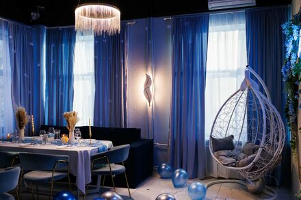 Хэппи. Светлый лофт с уютной фотозоной, неоном и караоке