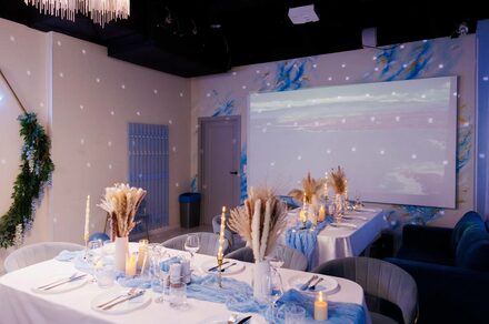 Хэппи. Светлый лофт с уютной фотозоной, неоном и караоке