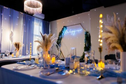 Хэппи. Светлый лофт с уютной фотозоной, неоном и караоке