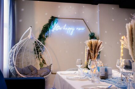 Хэппи. Светлый лофт с уютной фотозоной, неоном и караоке