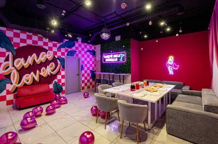 Dance. Современный лофт с фотозоной, караоке и диско-шаром