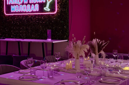 Dance. Современный лофт с фотозоной, караоке и диско-шаром