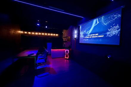 Неоновый лофт-зал с большим экраном