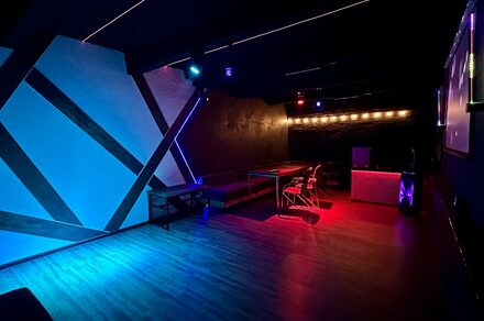 Неоновый лофт-зал с большим экраном