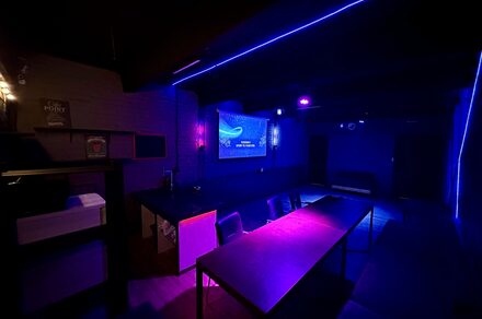 Неоновый лофт-зал с большим экраном