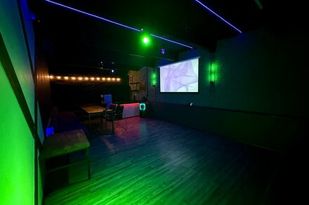 Неоновый лофт-зал с большим экраном