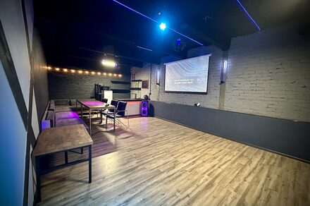 Неоновый лофт-зал с большим экраном