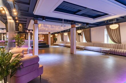 Просторный лофт-зал с колоннами