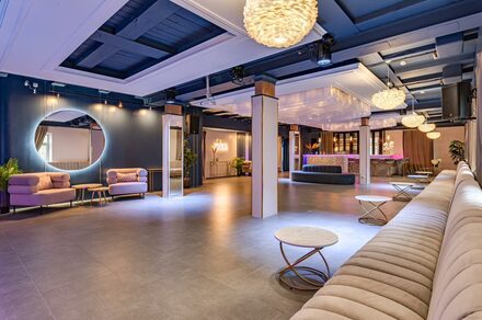 Просторный лофт-зал с колоннами