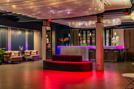 Просторный лофт-зал с колоннами