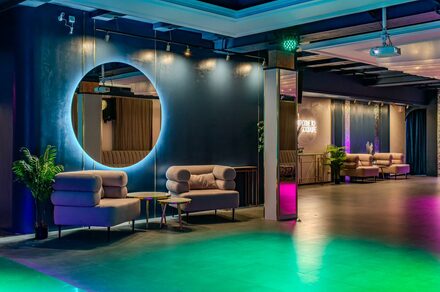 Просторный лофт-зал с колоннами