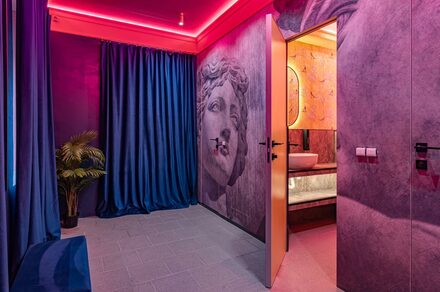 Просторный лофт-зал с колоннами