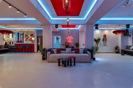 Светлый лофт с колоннами в центре города