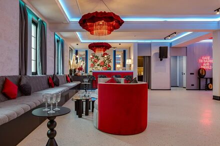 Светлый лофт с колоннами в центре города