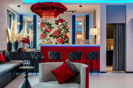 Светлый лофт с колоннами в центре города